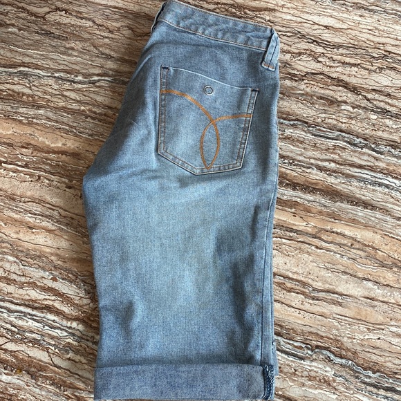 Sergio Valente ladies shorts/capris in size 27. Faded denim look. - Picture 6 of 9
